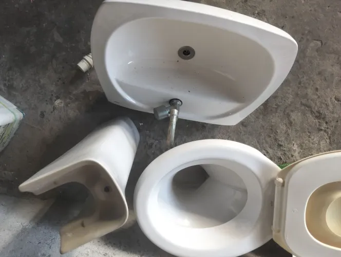 Conjunto de vaso sanitário com pia e coluna