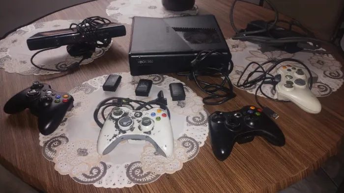 X-box 360 Slim desbloqueado + Kinect + 4 Controles 