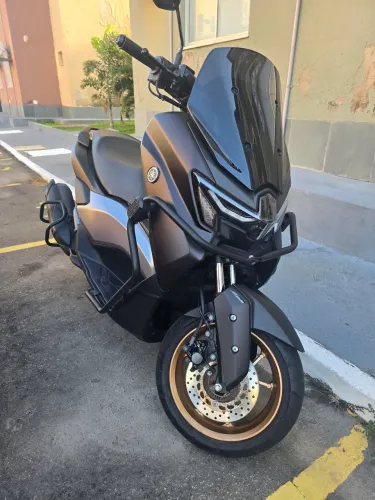 Vendo Nmax seminova pouco rodada. Única dona com chave reserva e manual.