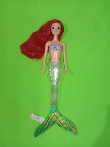 Boneca Barbie Ariel Pequena Sereia Mattel Shimmer Lights Luzes Brilhantes Disney Princesa