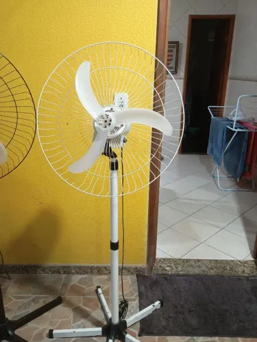 1 Ventilador Arge Max de Coluna Bivolt Grade 60 cm 200W-C 6508 pouco usado