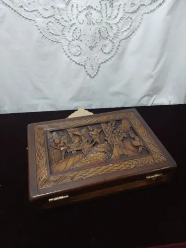 Antiga Maleta Chinesa De Madeira Entalhada