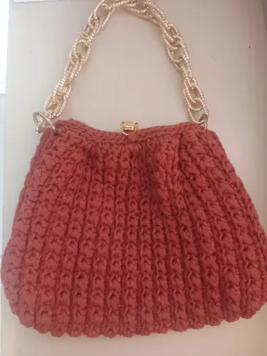 Vendo bolsa de crochê com alça de corrente com fecho de imas novas só buscar em alvorada 