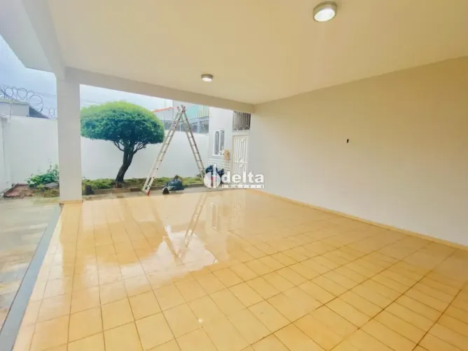 Casa com 4 quarto sendo 1 suíte disponível para locação no bairro Tabajaras em Uberlândia-