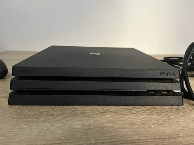 CONSOLE PS4 PRO 1TB + 1 JOGO