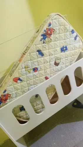 mini berço seminovo, com avarias de fábrica