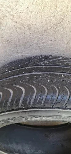 Pneu meia vida mais ainda roda muito 195/55R15
