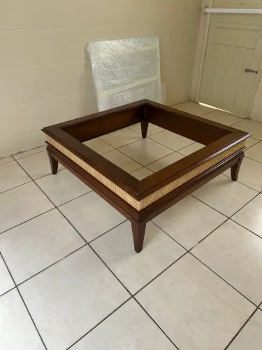 Mesa de centro com tampo de vidro 1,20 x 1,20