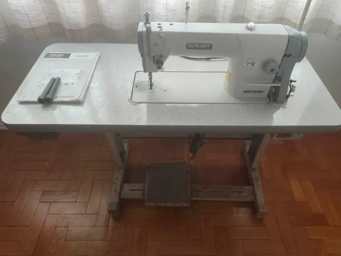 Máquina de costura siruba L818F- M1