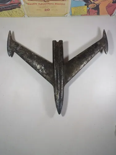 Aplique decorativo no formato de avião de metal - raridade