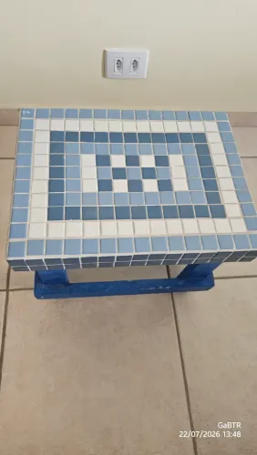 Banqueta artesanal com pastilhas