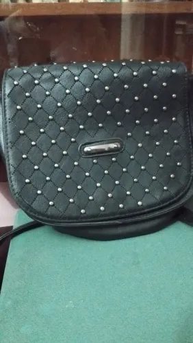 Bolsa transversal preta com tachas