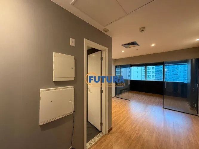 Excelente Sala Comercial com 28m², 7º andar - Ed Le Quartier Hotel e Bureau