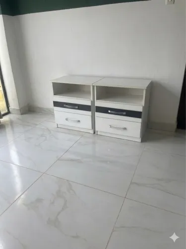Duas mesas de cabeceira com gavetas 