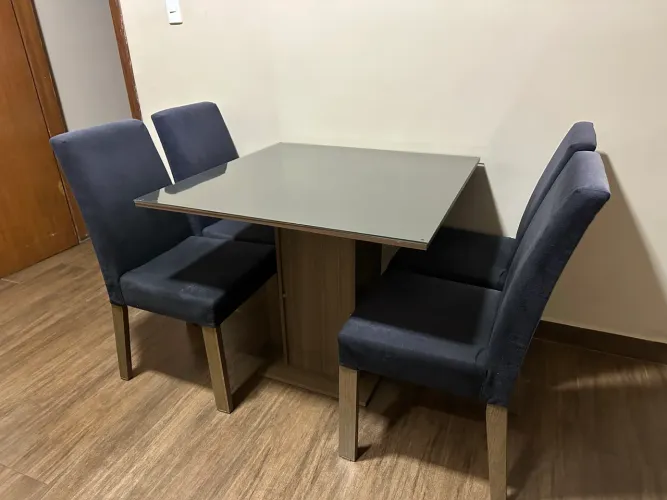 Mesa com 4 cadeiras