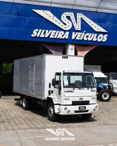 Ford Cargo 1317 - Ano: 2008 - Baú