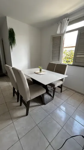 Mesa de jantar 4 lugares com cadeiras