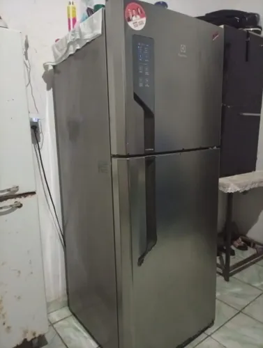 Vendo está geladeira semi nova marca Electrolux 