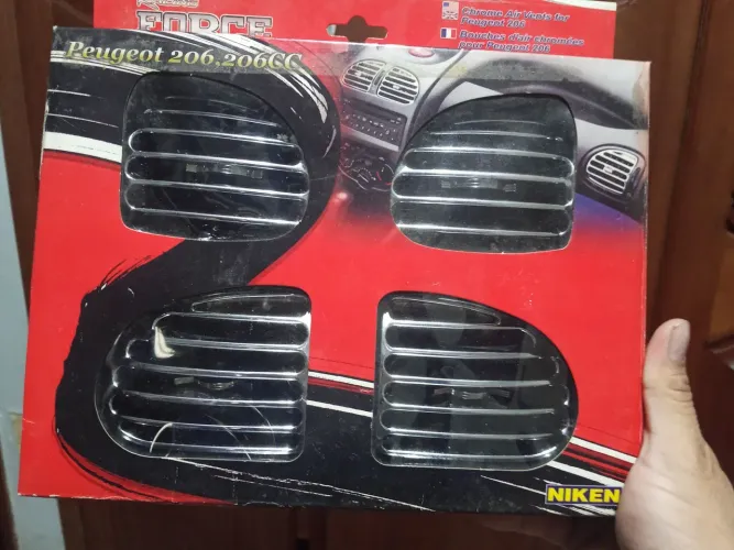 Kit de Apliques Cromados para Difusor de Ar compatível com os modelos Peugeot 206 e 207.