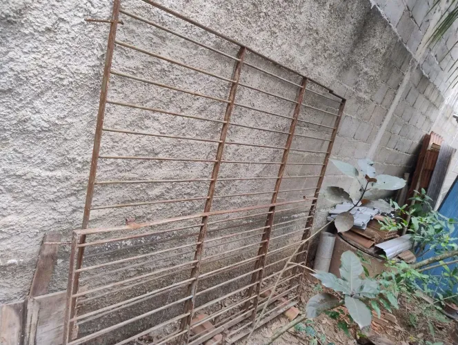 Vendo portao de ferro com parte de grade