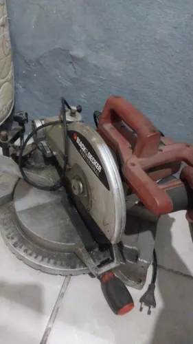 Serra de esquadria de bancada da linha Black & Decker Profissional