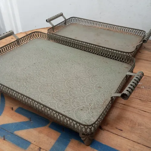 Par de Bandejas Antigas de Metal Avarandadas