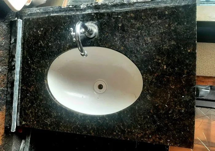 Pia granito verde ubatuba 70x50 com torneira e acabamento