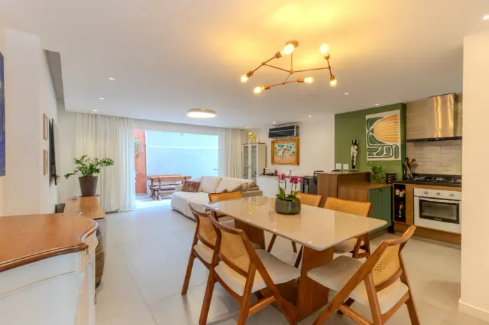 Casa em condomínio para venda com 4 quartos, sendo 2 suítes, 202m²