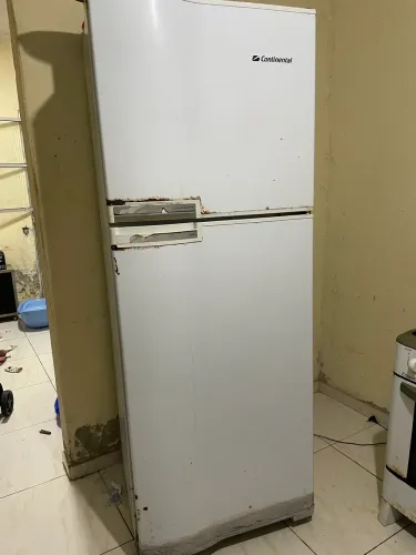 Geladeira (vendo ou troco por alguma coisa que não seja geladeira)