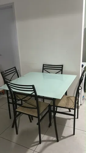 MESA COM 4 CADEIRAS
