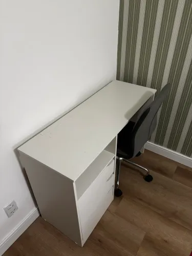 Combo Home Office: Escrivaninha Branca com 3 Gavetas + Cadeira Giratória Estofada