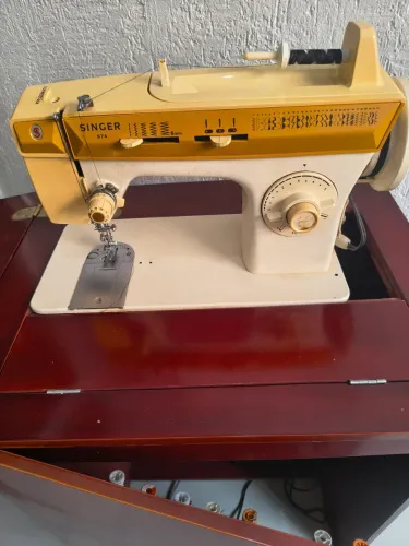 Máquina de costura Singer 974 com gabinete - Excelente estado 