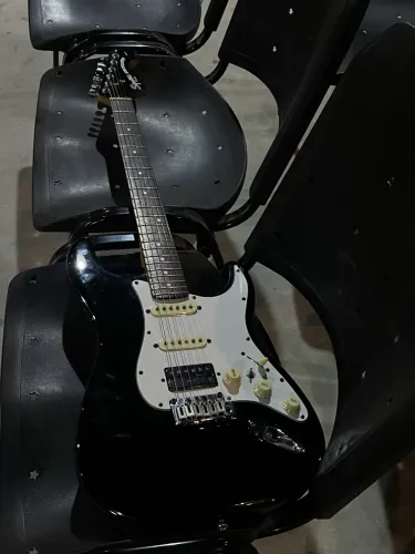 Squier Standard Black And Chrome 