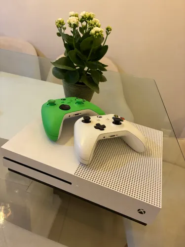 Xbox One 1TB + 2 Controles - Perfeito Estado - R$ 1.000