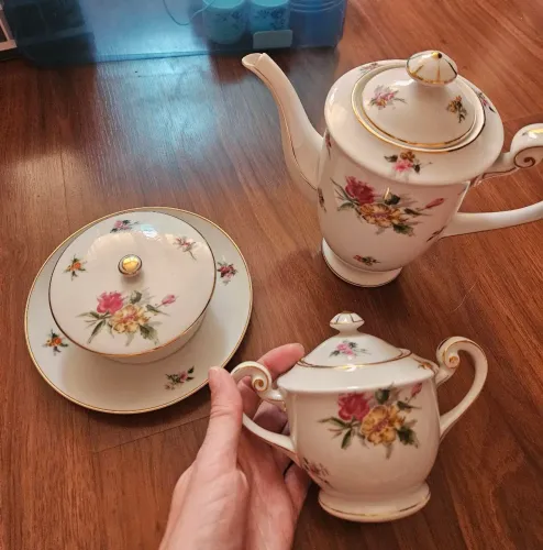Trio composto por bule, açucareiro e manteigueira (antiguidade)