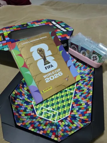 Álbum completo copa 2026, ouro versão estádio. Impecável, lacrado c/ figurinhas para colar