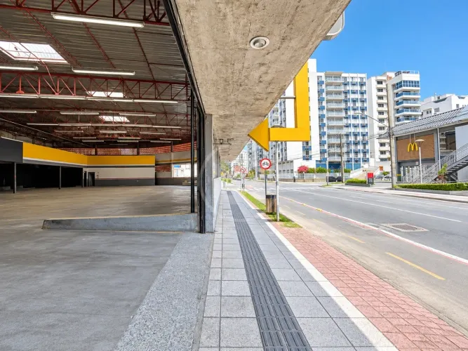 Galpão Comercial com 1.450m² e Amplo Pátio para Locação no bairro Jardim Blumenau em Blume