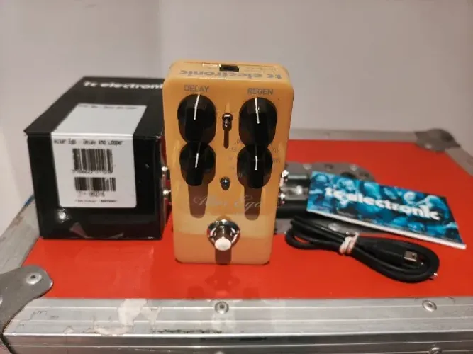 TC Electronic Alter Ego Delay zero na caixa