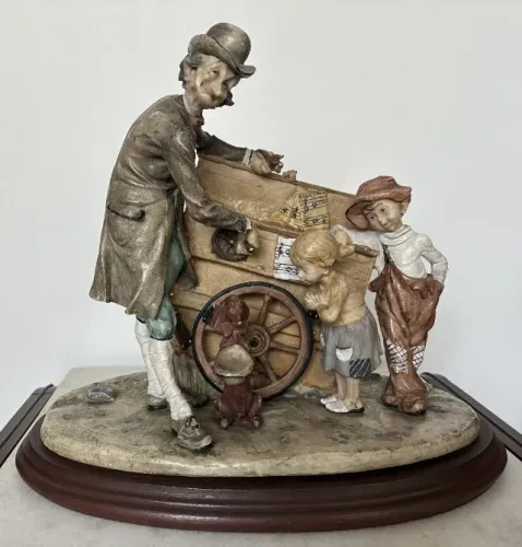 Lindo e Grande Bibelô Vintage "O Realejo e as Crianças" de Resina para Colecionador 
