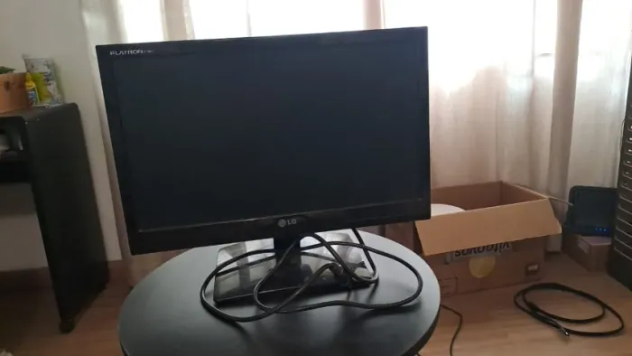 Monitor 18,5" FLATRON LG com cabo de força