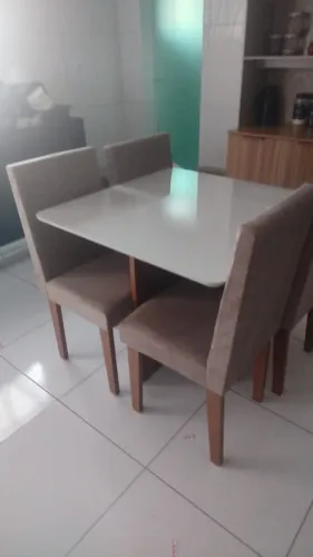 mesa de jantar com 4 cadeiras e tampa de vidro temperado