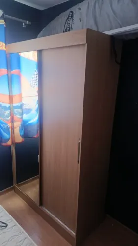 Guarda-roupas com espelho grande