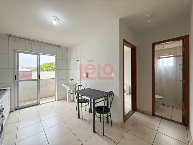 Apartamento semimobiliado de 1 quarto para alugar na Zona 07 em Maringá próximo à UEM com