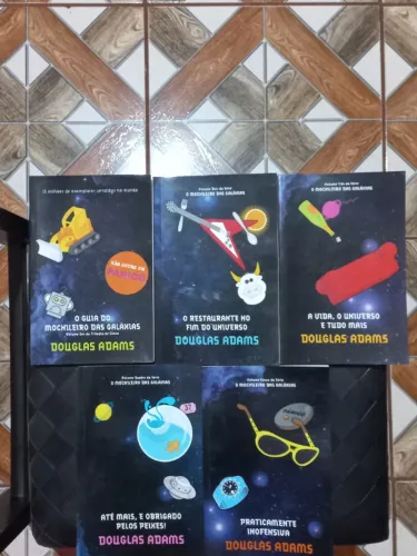 Box de livros O Guia do Mochileiro das Galáxias