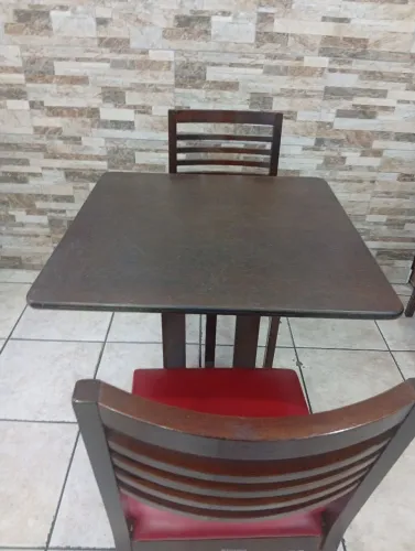 Conjunto de mesas e cadeiras