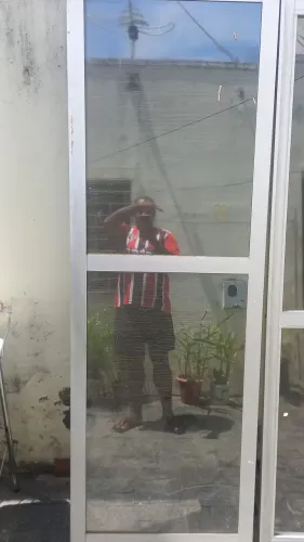 Vendo duas portas de correr.
