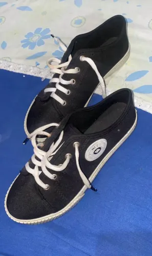 Tênis preto estiloso