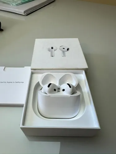 Apple AirPods 4 - Na caixa