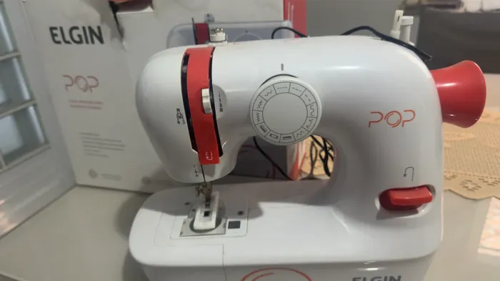 Máquina de costura Elgin Pop