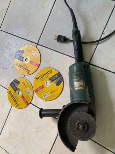 Lixadeira Esmerilhadeira Angular Profissional 600W M0901B Makita